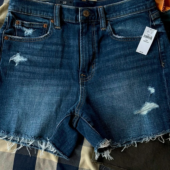 GAP women distressed cut off  Jean short. - Picture 1 of 3